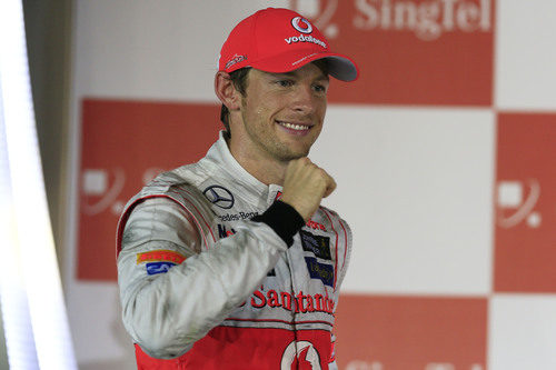 Jenson Button celebra su segundo puesto en el podio