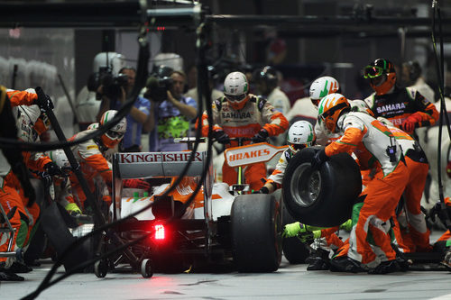 Nico Hülkenberg llega a boxes con un pinchazo