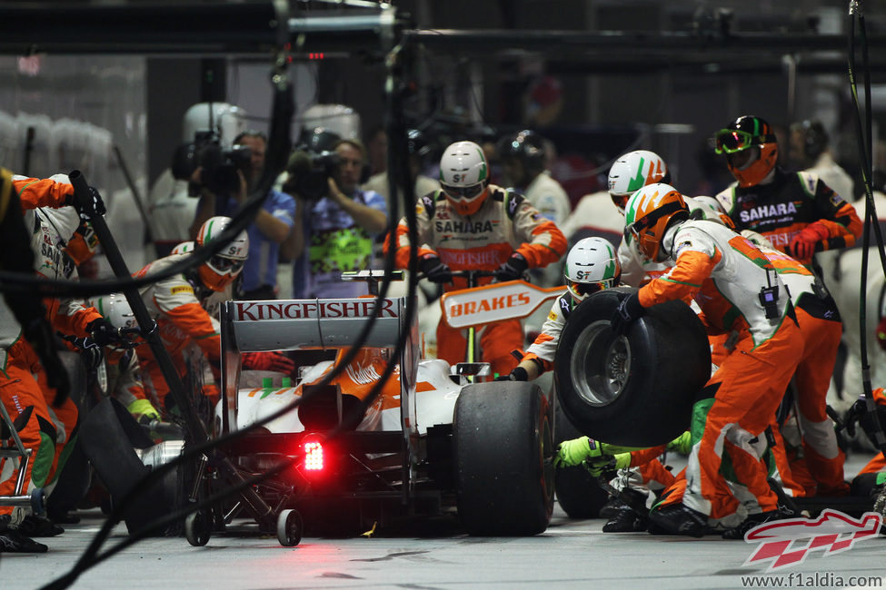 Nico Hülkenberg llega a boxes con un pinchazo