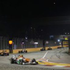 Nico Hülkenberg liderando un grupo de monoplazas