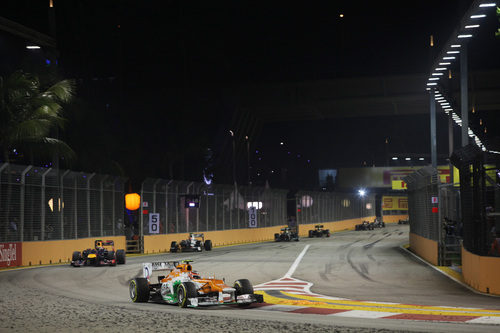 Nico Hülkenberg liderando un grupo de monoplazas