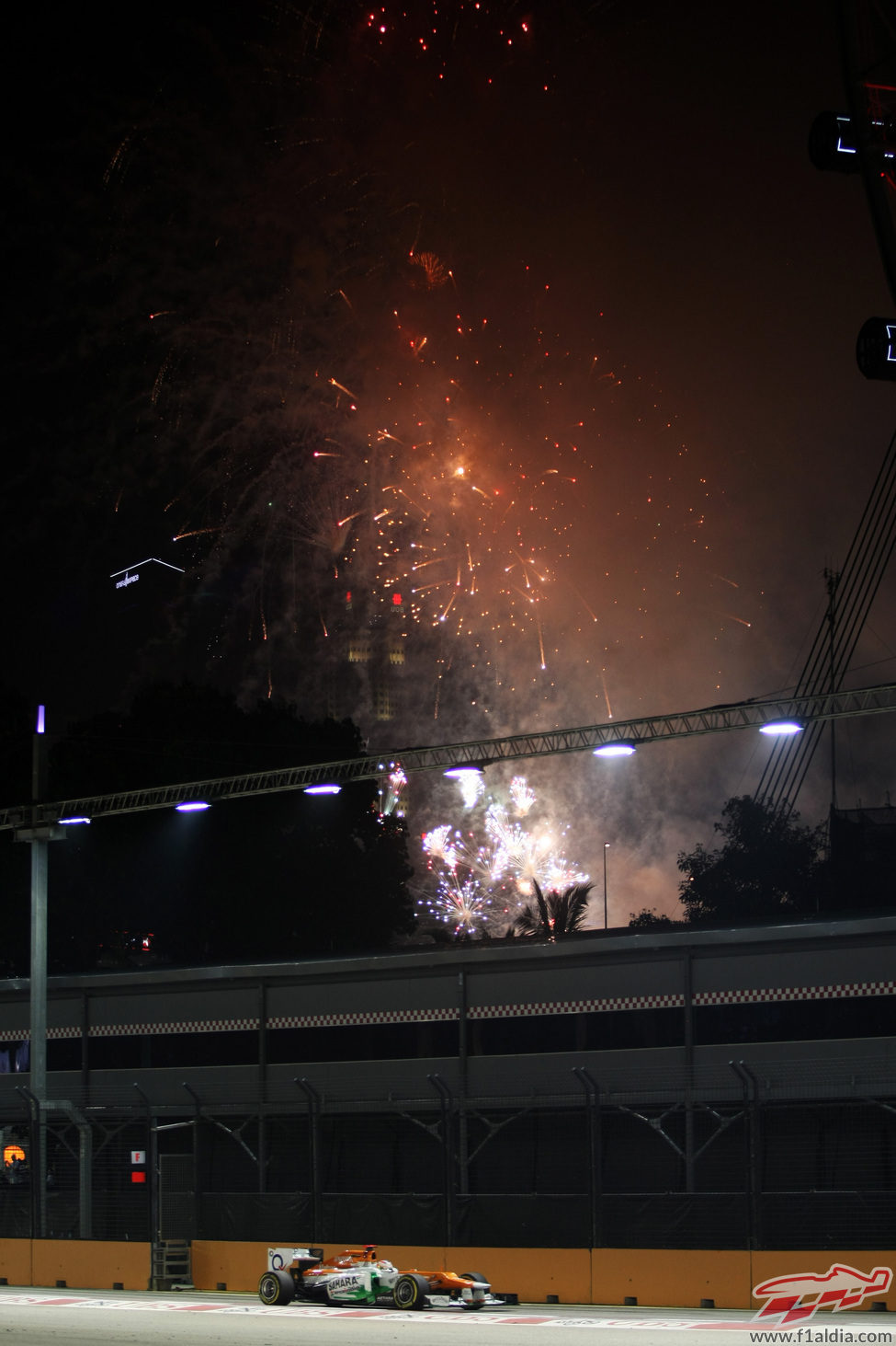 Paul di Resta termina cuarto bajo fuegos artificiales en Singapur