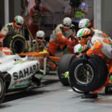 Parada en boxes para Paul di Resta durante la carrera