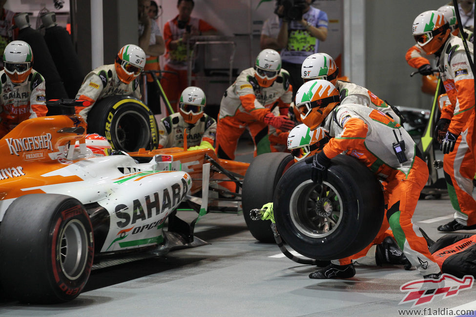 Parada en boxes para Paul di Resta durante la carrera