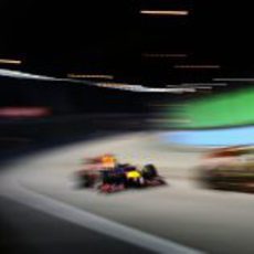 Sebastian Vettel junto a un Lotus en Singapur