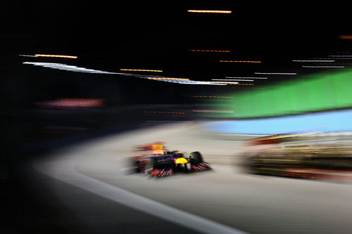 Sebastian Vettel junto a un Lotus en Singapur