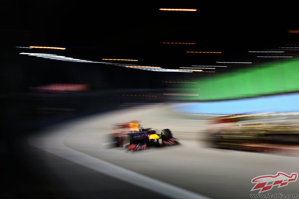 Sebastian Vettel junto a un Lotus en Singapur