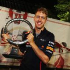 Vettel posa con su trofeo de ganador del GP de Singapur 2012