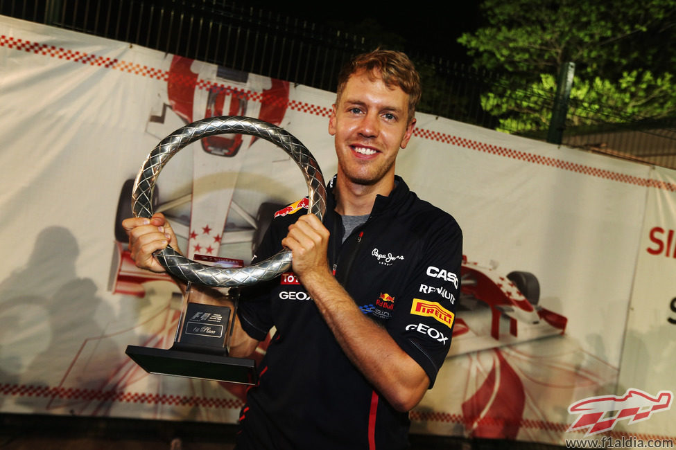 Vettel posa con su trofeo de ganador del GP de Singapur 2012