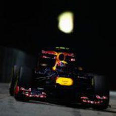 Mark Webber pilota bajo la noche de Singapur