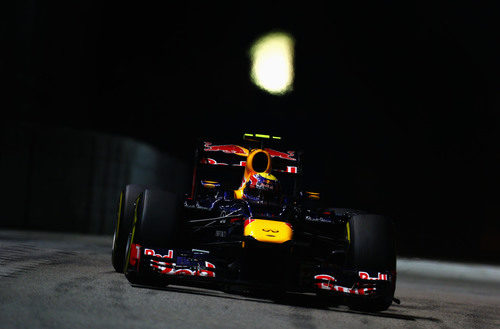 Mark Webber pilota bajo la noche de Singapur