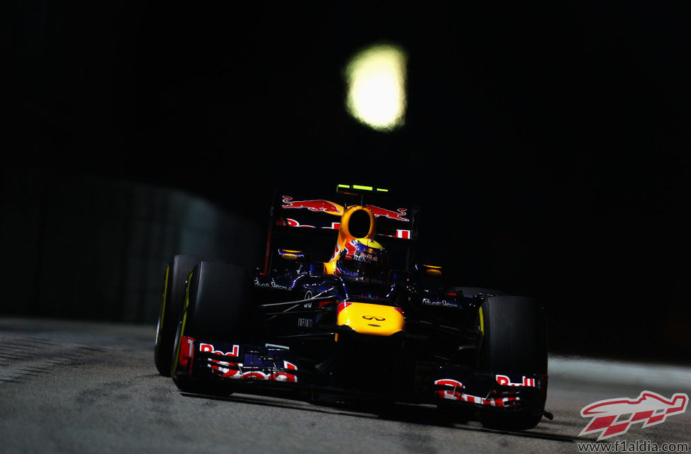 Mark Webber pilota bajo la noche de Singapur