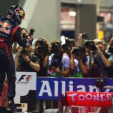 Sebastian Vettel celebra su triunfo en Singapur