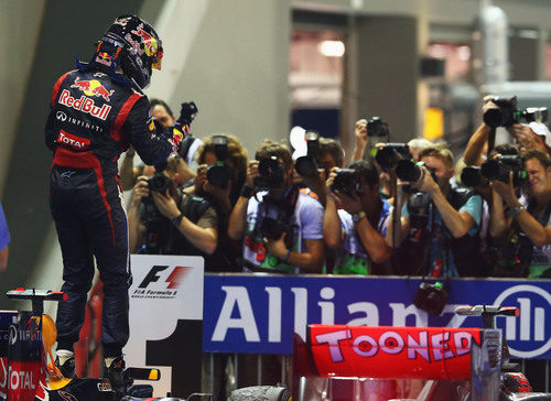 Sebastian Vettel celebra su triunfo en Singapur