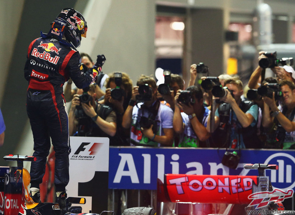 Sebastian Vettel celebra su triunfo en Singapur