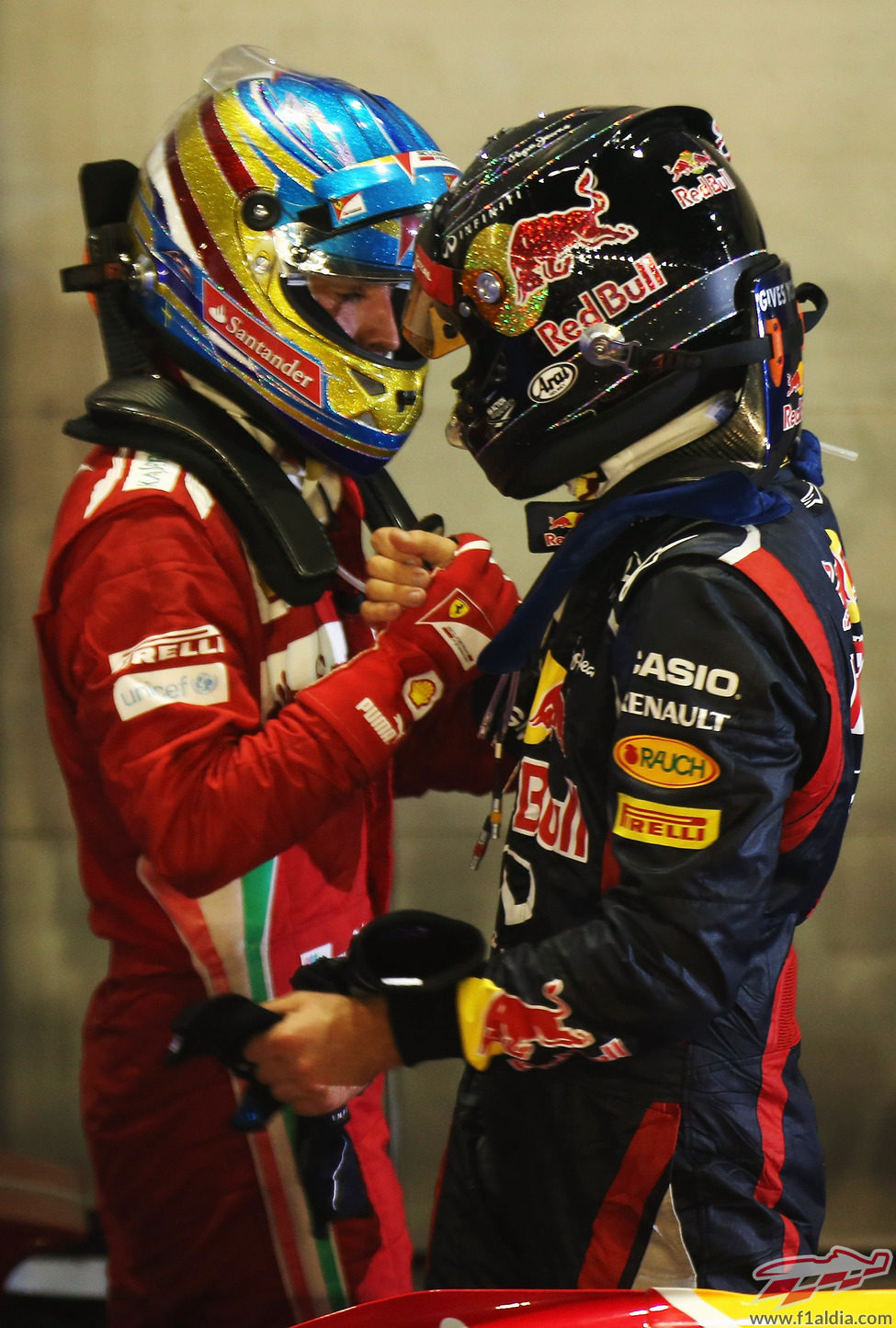 Fernando Alonso y Sebastian Vettel se felicitan tras la carrera
