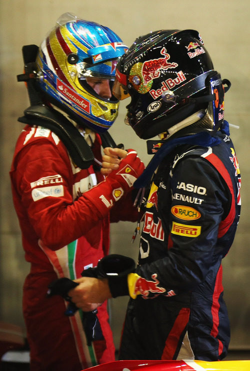 Fernando Alonso y Sebastian Vettel se felicitan tras la carrera