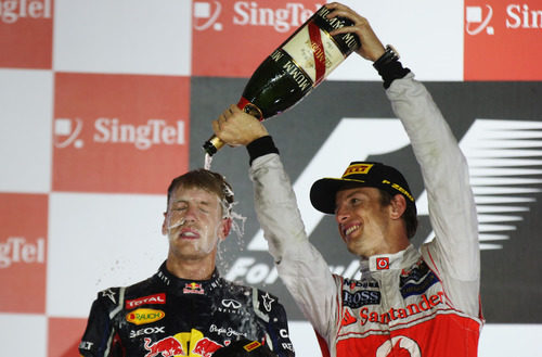 Jenson Button baña en champán a Sebastian Vettel en el podio