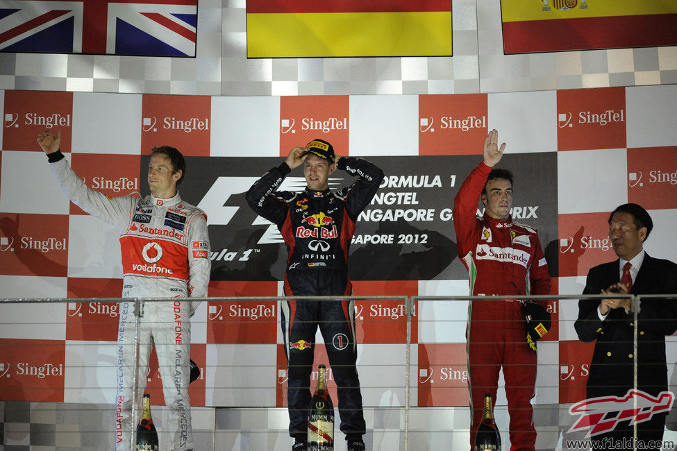 Vettel, Button y Alonso subieron al podio de Singapur