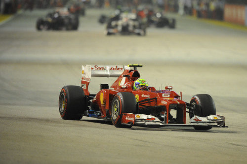 Felipe Massa tuvo un pinchazo tras la salida