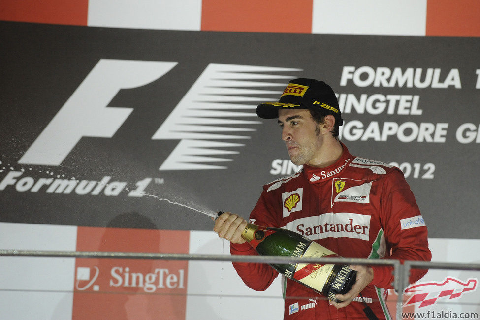 Fernando Alonso celebra su tercer puesto en Singapur