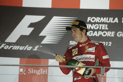 Fernando Alonso celebra su tercer puesto en Singapur