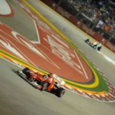 Fernando Alonso rueda en la carrera nocturna de Marina Bay