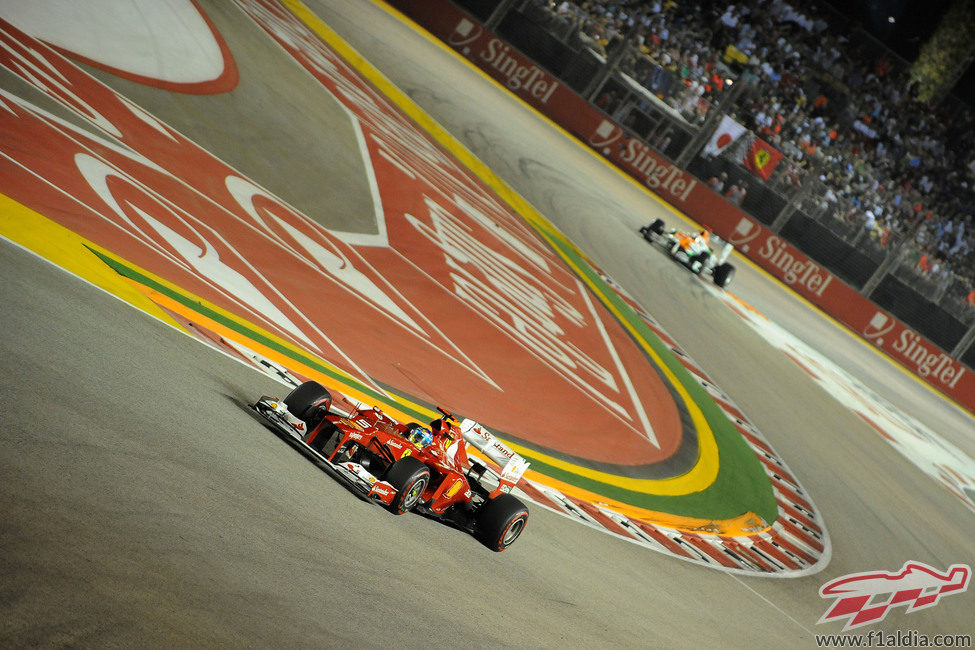 Fernando Alonso rueda en la carrera nocturna de Marina Bay