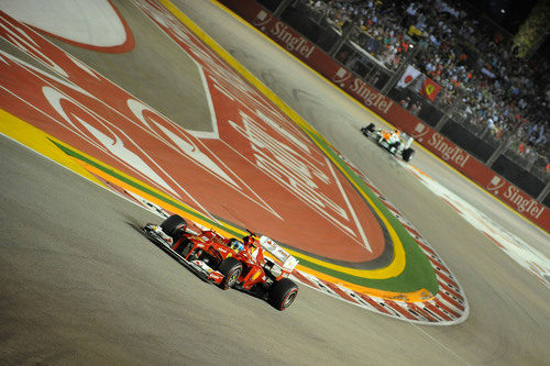 Fernando Alonso rueda en la carrera nocturna de Marina Bay