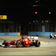 Fernando Alonso completa otra vuelta más en Marina Bay