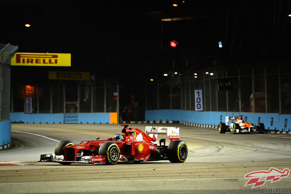 Fernando Alonso completa otra vuelta más en Marina Bay