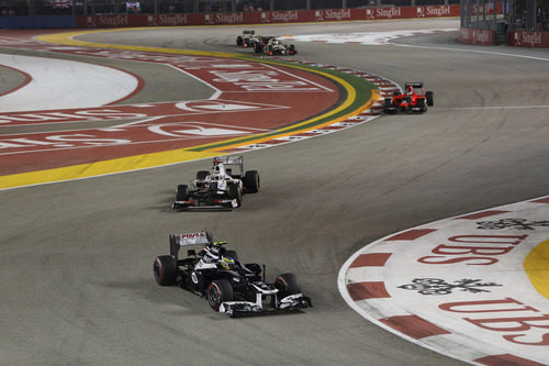 Bruno Senna rueda por delante de Kamui Kobayashi