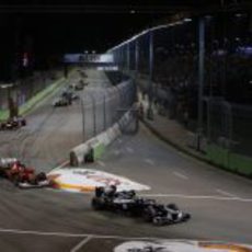 Pastor Maldonado encabeza este grupo de coches en Marina Bay