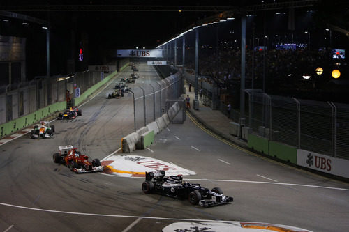 Pastor Maldonado encabeza este grupo de coches en Marina Bay