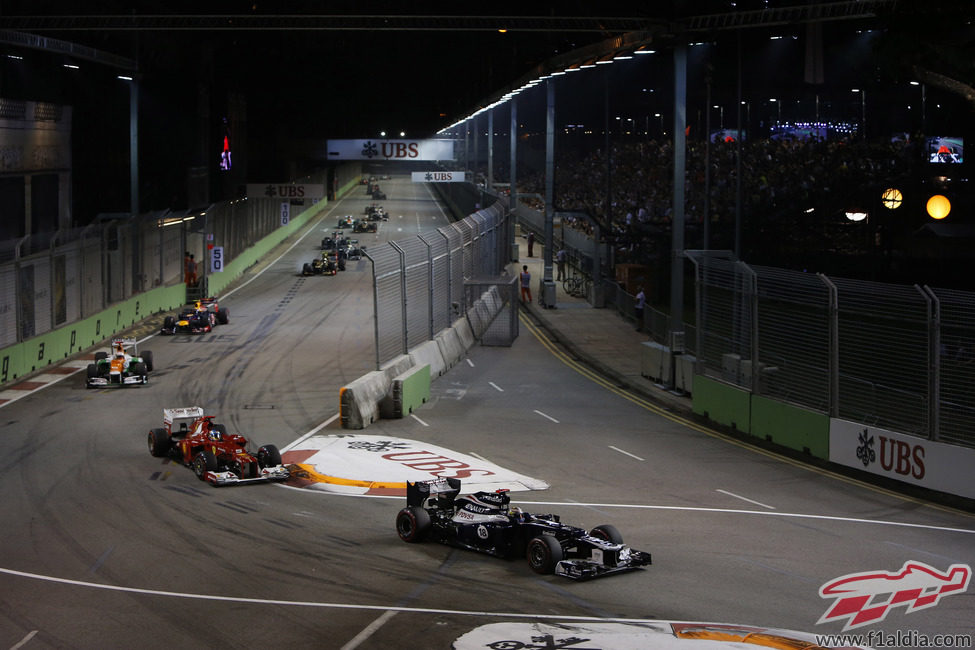 Pastor Maldonado encabeza este grupo de coches en Marina Bay