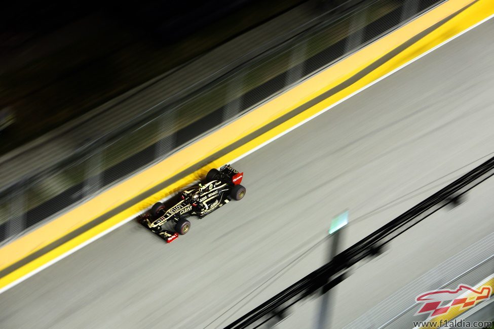 Romain Grosjean pasa por una recta en Marina Bay