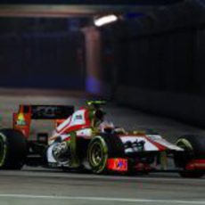 Narain Karthikeyan pasa la zona del túnel en Singapur