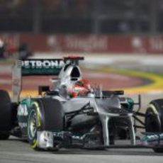 Michael Schumacher con su Mercedes en la carrera de Marina Bay