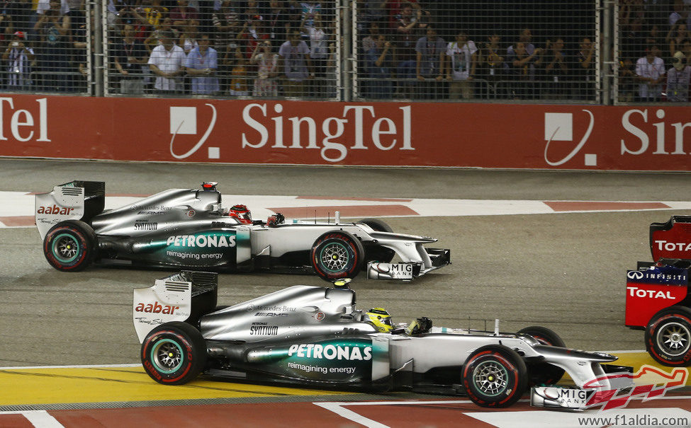 Nico Rosberg y Michael Schumacher en la salida de la carrera