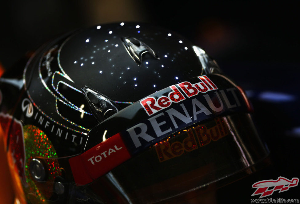 Detalle del casco con LEDs de Sebastian Vettel