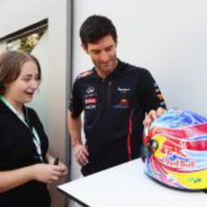 Mark Webber conoce a la "diseñadora" de su casco especial para Singapur