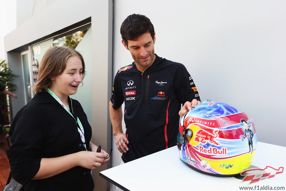 Mark Webber conoce a la "diseñadora" de su casco especial para Singapur