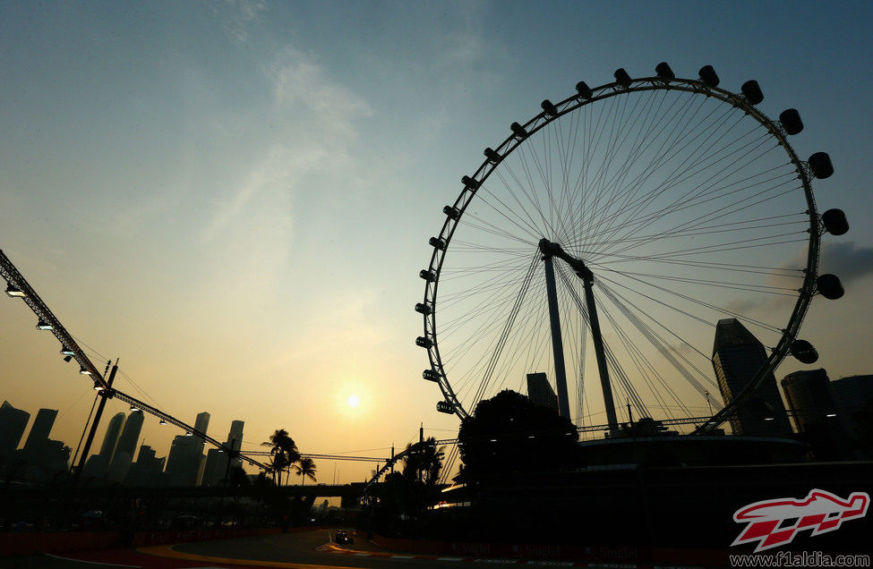 Cae la noche en Singapur 2012