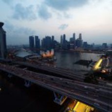 La bahía de Singapur antes de caer la noche