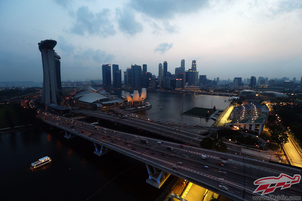 La bahía de Singapur antes de caer la noche