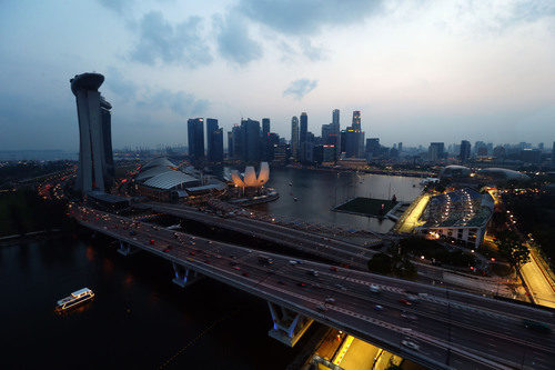 La bahía de Singapur antes de caer la noche