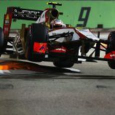 Narain Karthikeyan levanta vuelo en los bordillos de Singapur