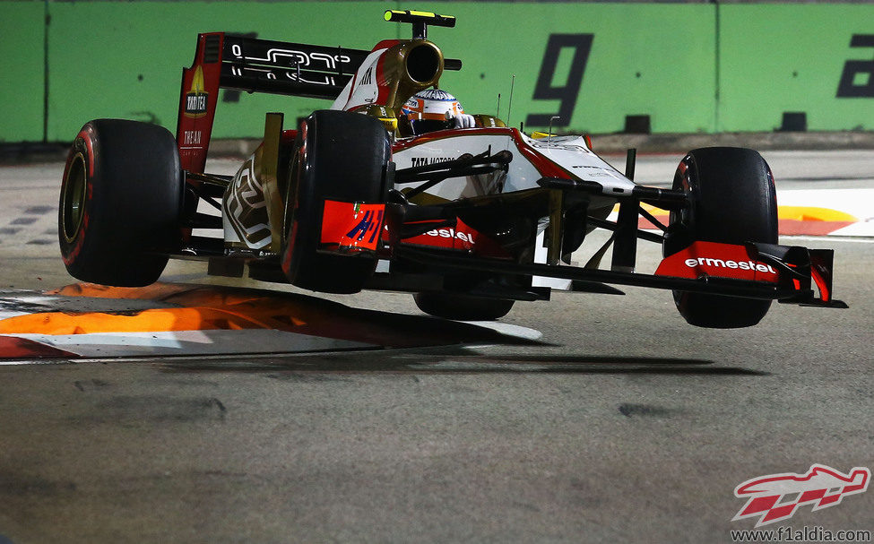 Narain Karthikeyan levanta vuelo en los bordillos de Singapur