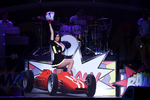 Katy Perry sobre el escenario subida en un Fórmula 1