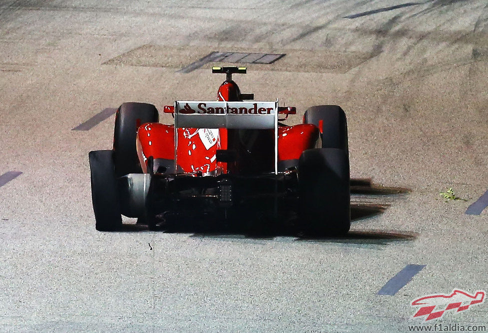 Felipe Massa con un neumático pinchado tras la salida del GP de Singapur 2012